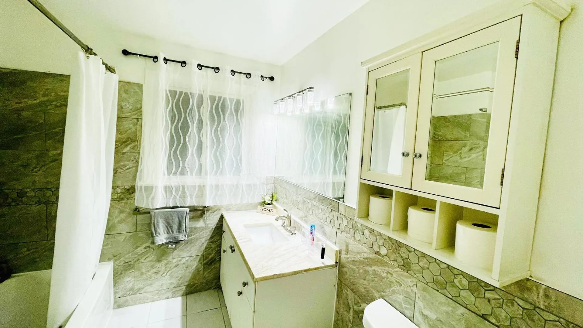 Cozy Home 10 Mins From Toronto Airport With Free Parking 0*,