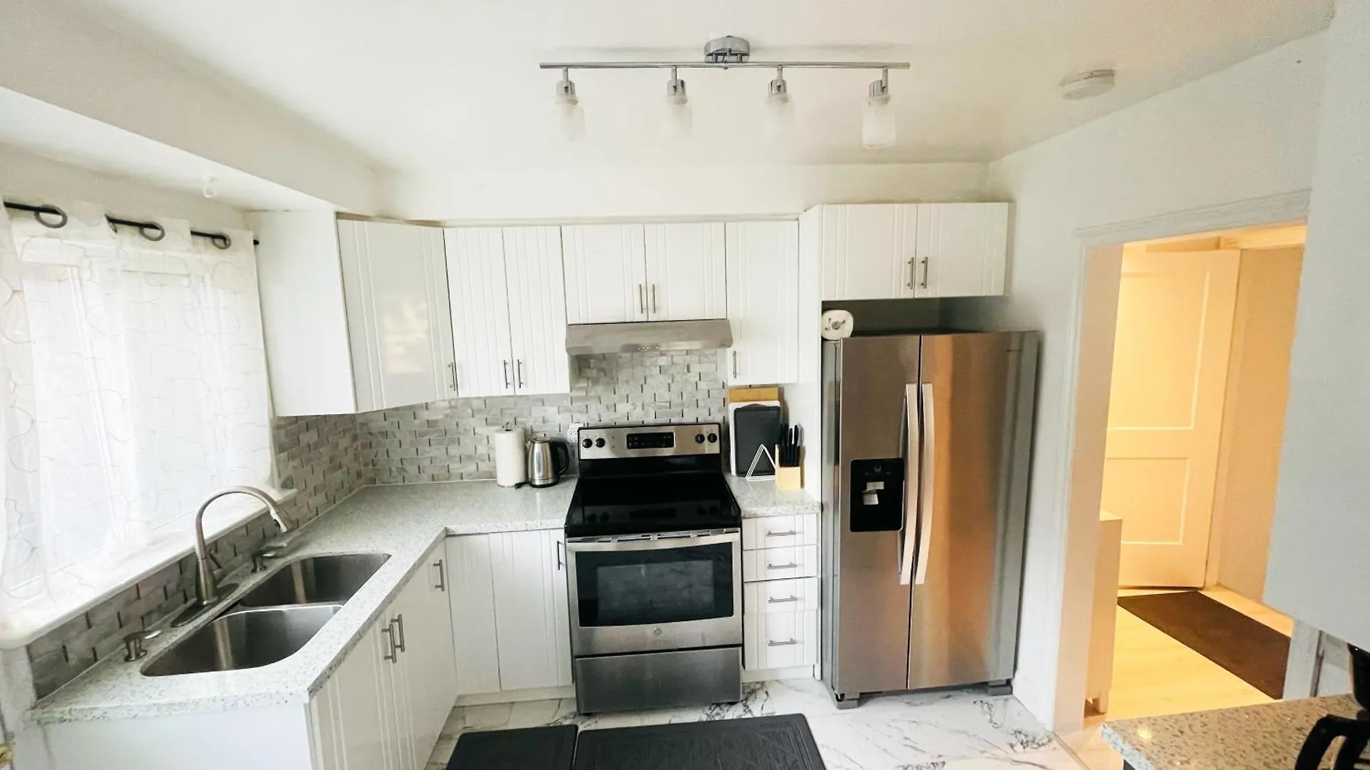 Cozy Home 10 Mins From Toronto Airport With Free Parking