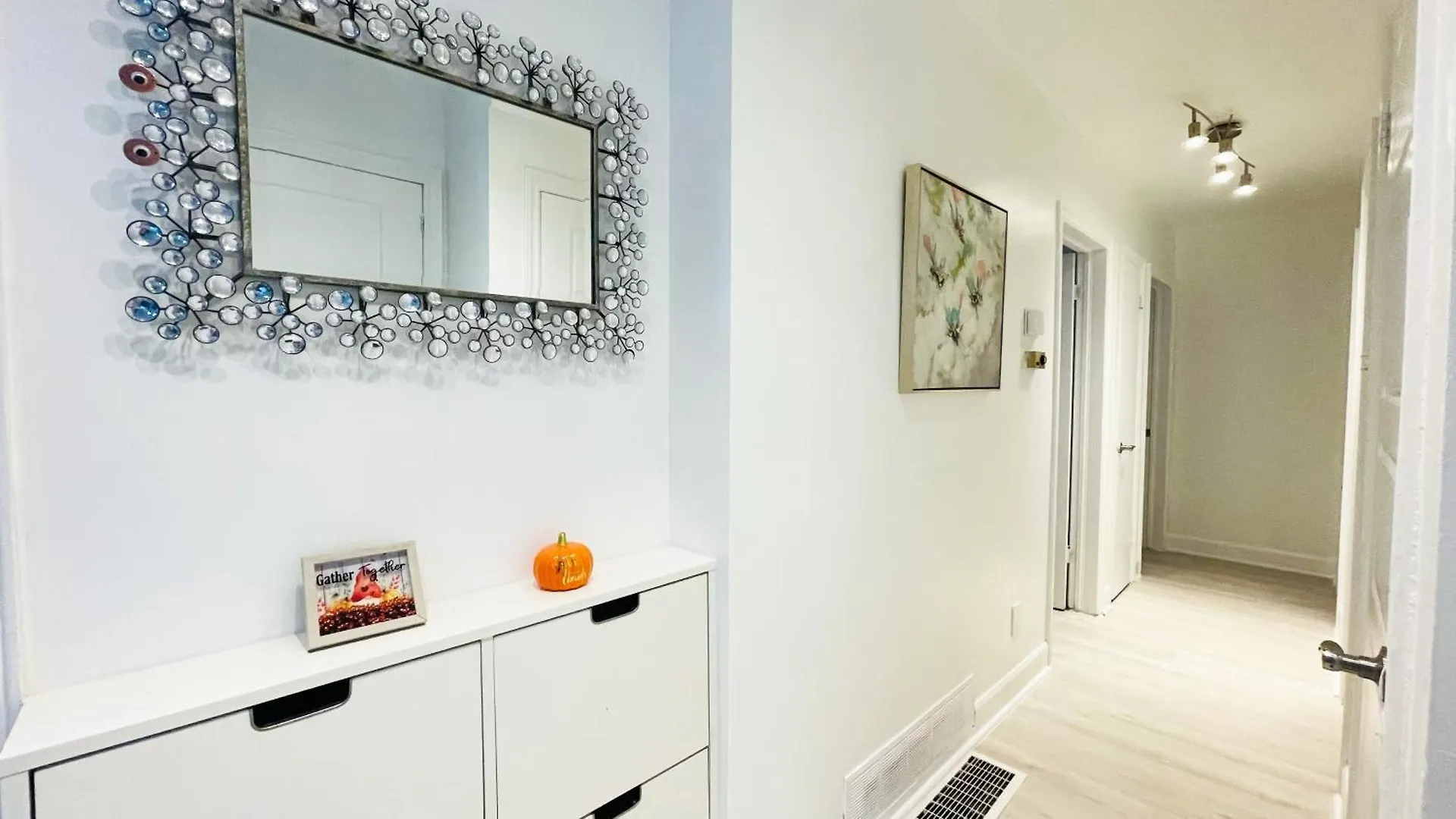 Cozy Home 10 Mins From Toronto Airport With Free Parking