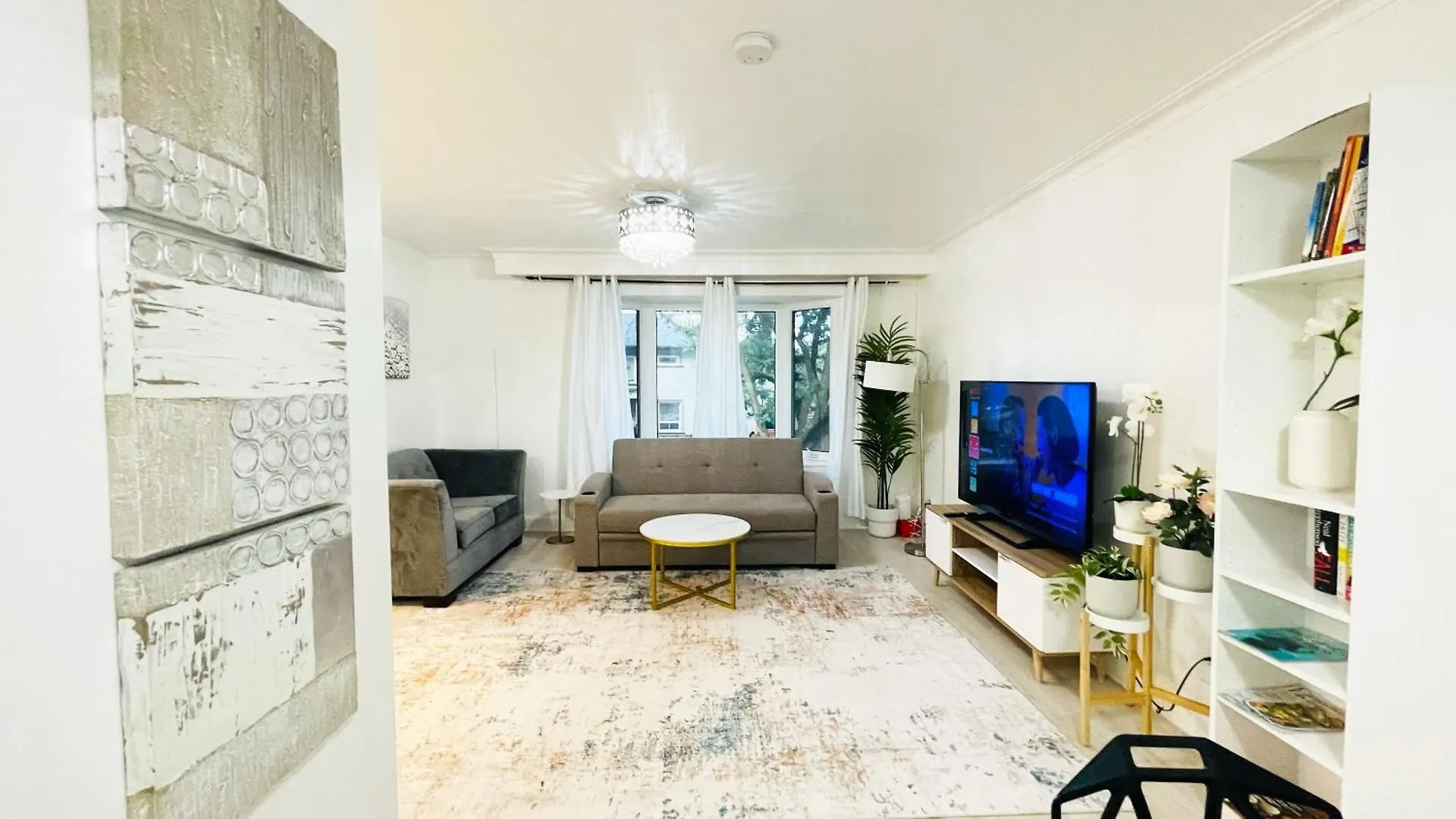 Cozy Home 10 Mins From Toronto Airport With Free Parking