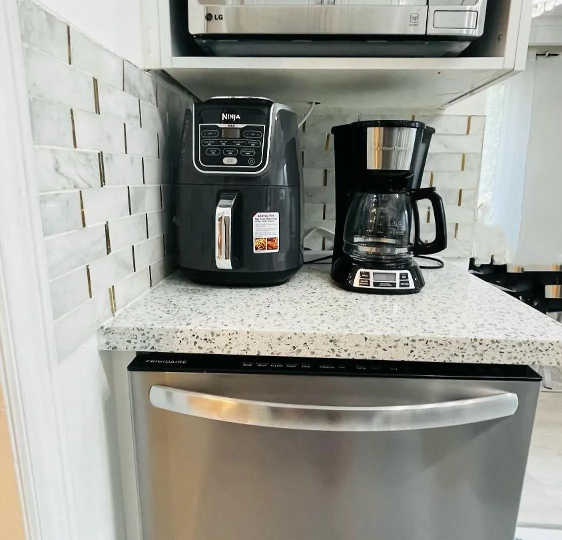 Cozy Home 10 Mins From Toronto Airport With Free Parking Canada